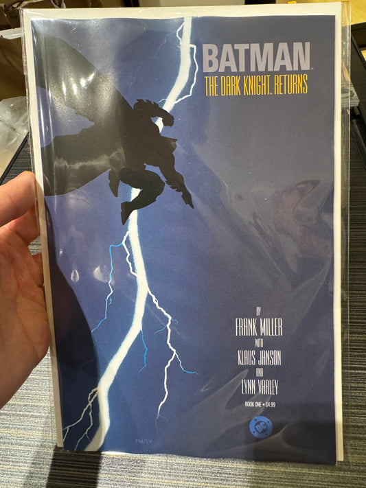 《蝙蝠侠：黑暗骑士归来》第1期（共4期）复刻版封面A，弗兰克·米勒绘制