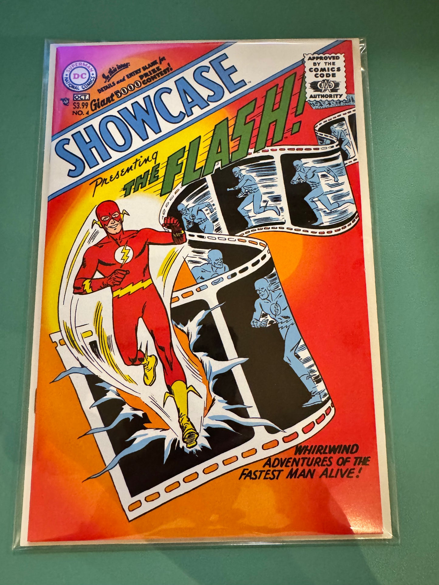 展覽櫥窗 #4 精裝版封面 A Carmine Infantino | 2026 年 7 月 14 日